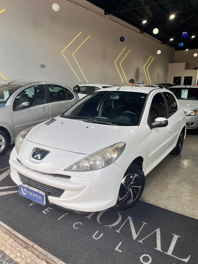 Carro Peugeot 207 2014 Hatch Active 1.4 (Flex)