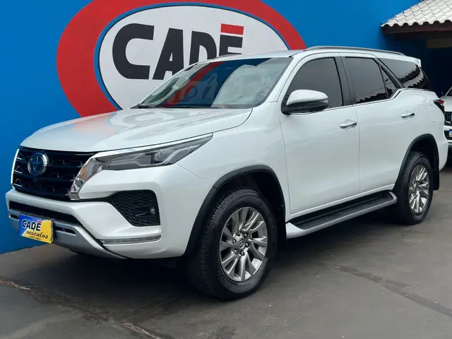 Carro Toyota Hilux SW4 2023 SRX 2.8 turbodiesel 7L 4x4 (Aut)