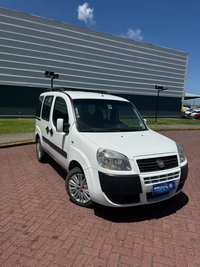 Carro Fiat Doblò 2015 Essence 1.8 16V (Flex)