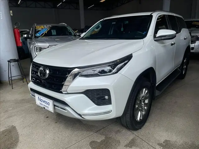 Carro Toyota Hilux SW4 2023 SRX 2.8 turbodiesel 7L 4x4 (Aut)