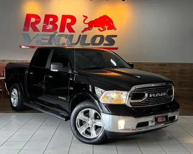Carro Ram Classic 2023 Laramie 5.7