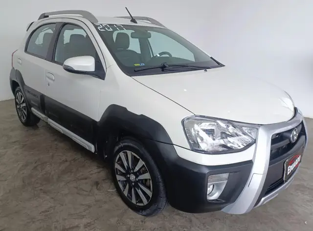 Carro Toyota Etios 2017 Cross 1.5 (Aut) (Flex)