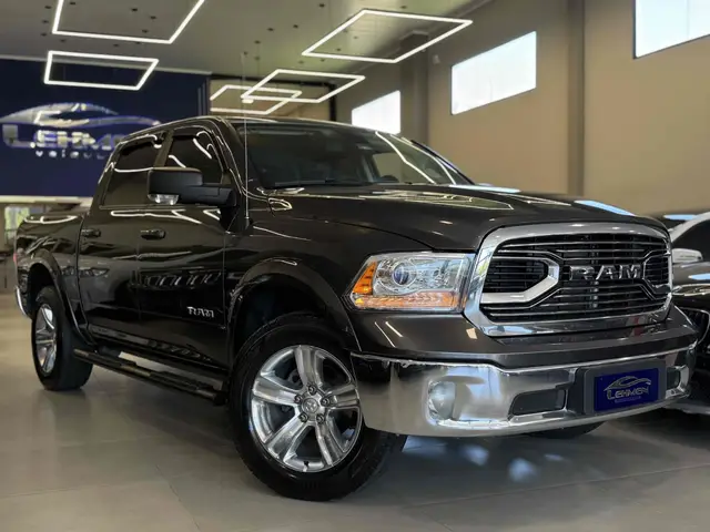 Carro Ram Classic 2023 Laramie 5.7