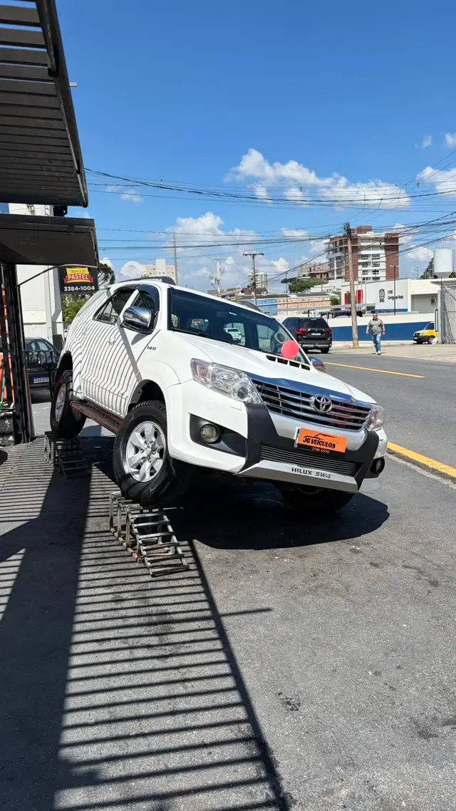 Carro Toyota Hilux SW4 2013 SRV 3.0 TDI 4X4 (5 Lugares)