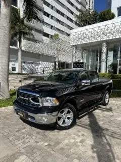 Carro Ram Classic 2022 Laramie 5.7