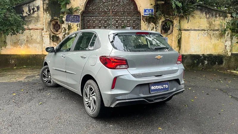 Chevrolet Onix 2026 melhora ponto crítico e é mais equipado que Polo e Argo