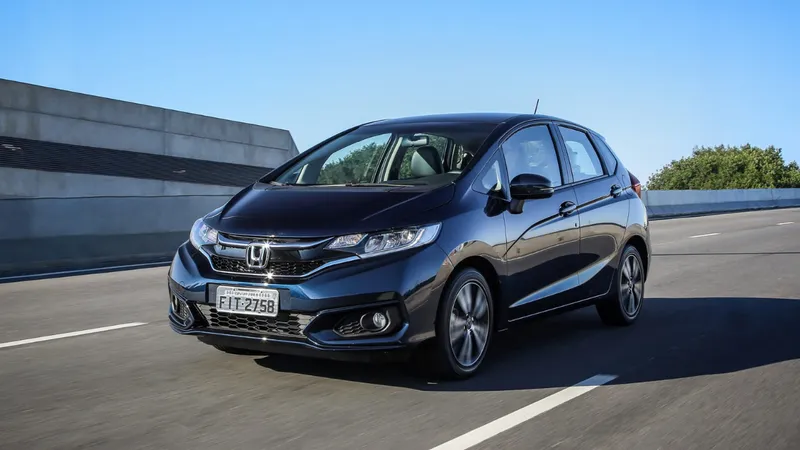 10 carros com central multimídia mais baratos que um Kwid