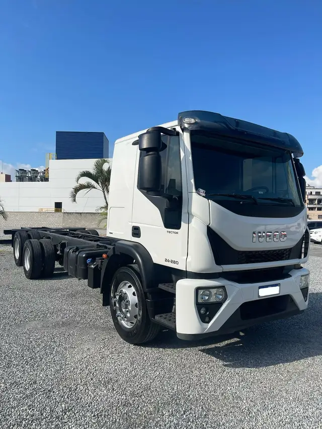 Caminhão Iveco Tector 2022 24-300 6x2 (Euro 5)