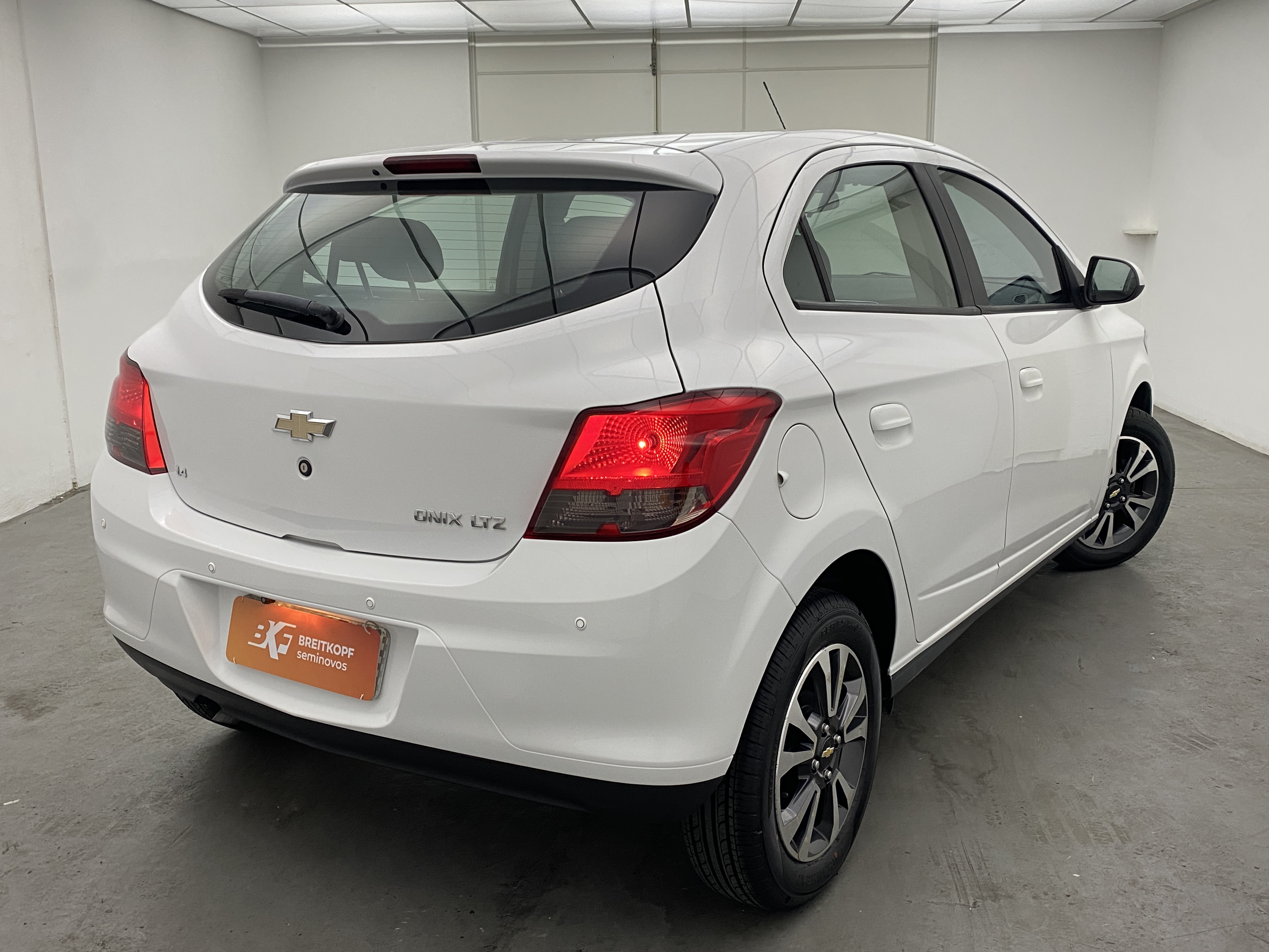 gm - chevrolet onix 1.4 ltz spe/4