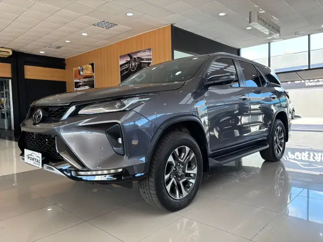 Carro Toyota SW4 2025 SRX Platinum 2.8 Turbodiesel 4x4 (Aut.) (7 Lugares)