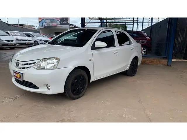 Carro Toyota Etios Sedan 2014 X 1.5 (Flex)