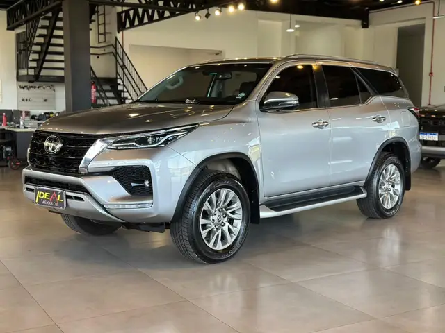 Carro Toyota Hilux SW4 2023 SRX 2.8 turbodiesel 7L 4x4 (Aut)