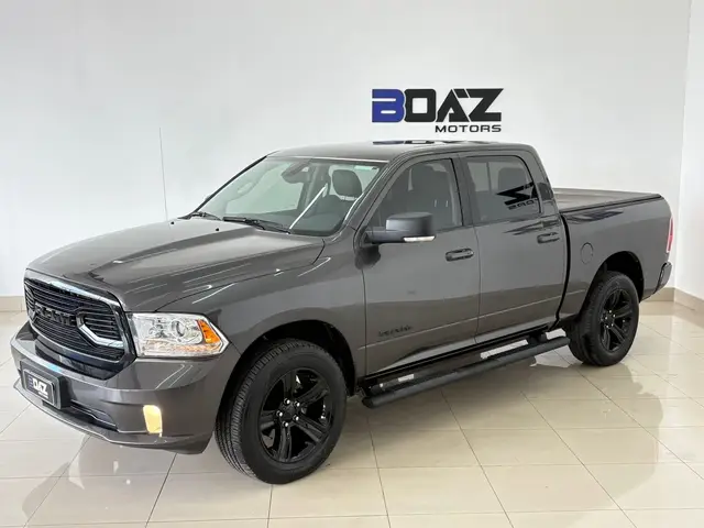 Carro Ram Classic 2023 Laramie 5.7