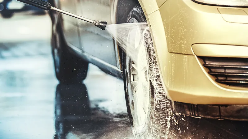 Como lavar o carro em casa sem gastar muito nem arranhar a pintura