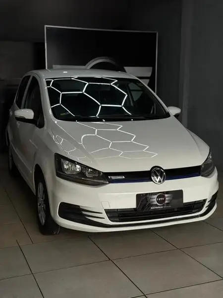 Carro Volkswagen Fox 2015 BlueMotion 1.0 MPI (Flex)