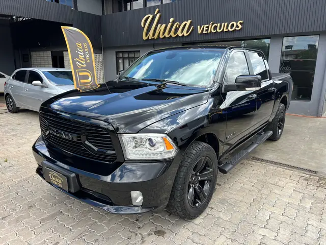 Carro Ram Classic 2023 Laramie 5.7