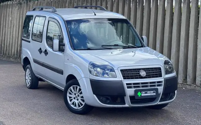 Carro Fiat Doblò 2012 Adventure 1.8 16V (Flex)