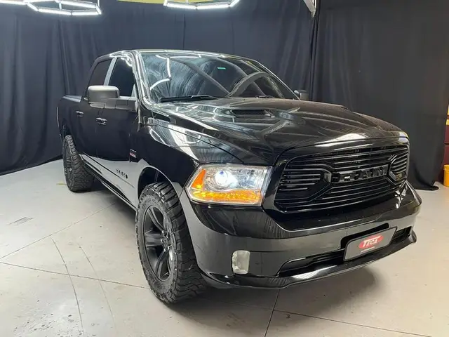 Carro Ram Classic 2022 Laramie Night Edition 5.7