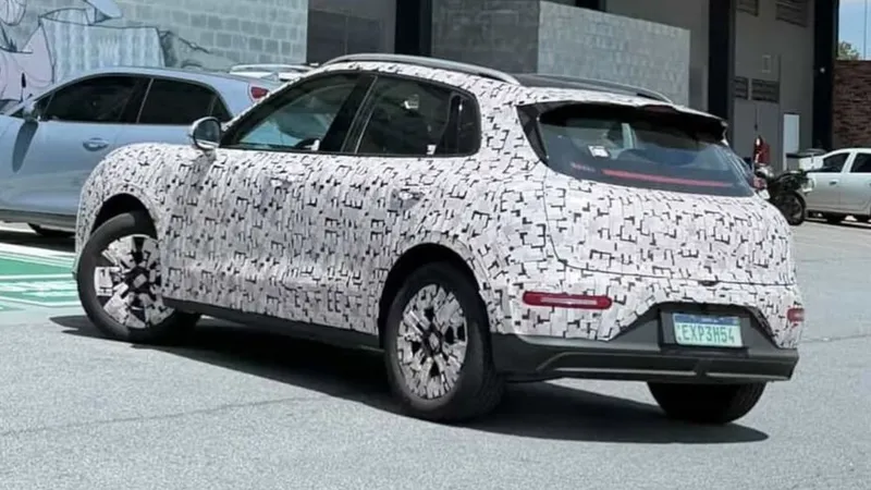 GWM Ora 05 é testado no Brasil e pode ser rival de Yaris Cross