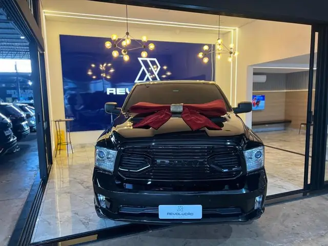 Carro Ram Classic 2022 Laramie Night Edition 5.7