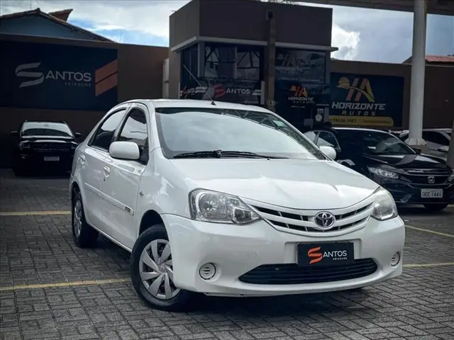 Carro Toyota Etios Sedan 2013 XS 1.5 (Flex)