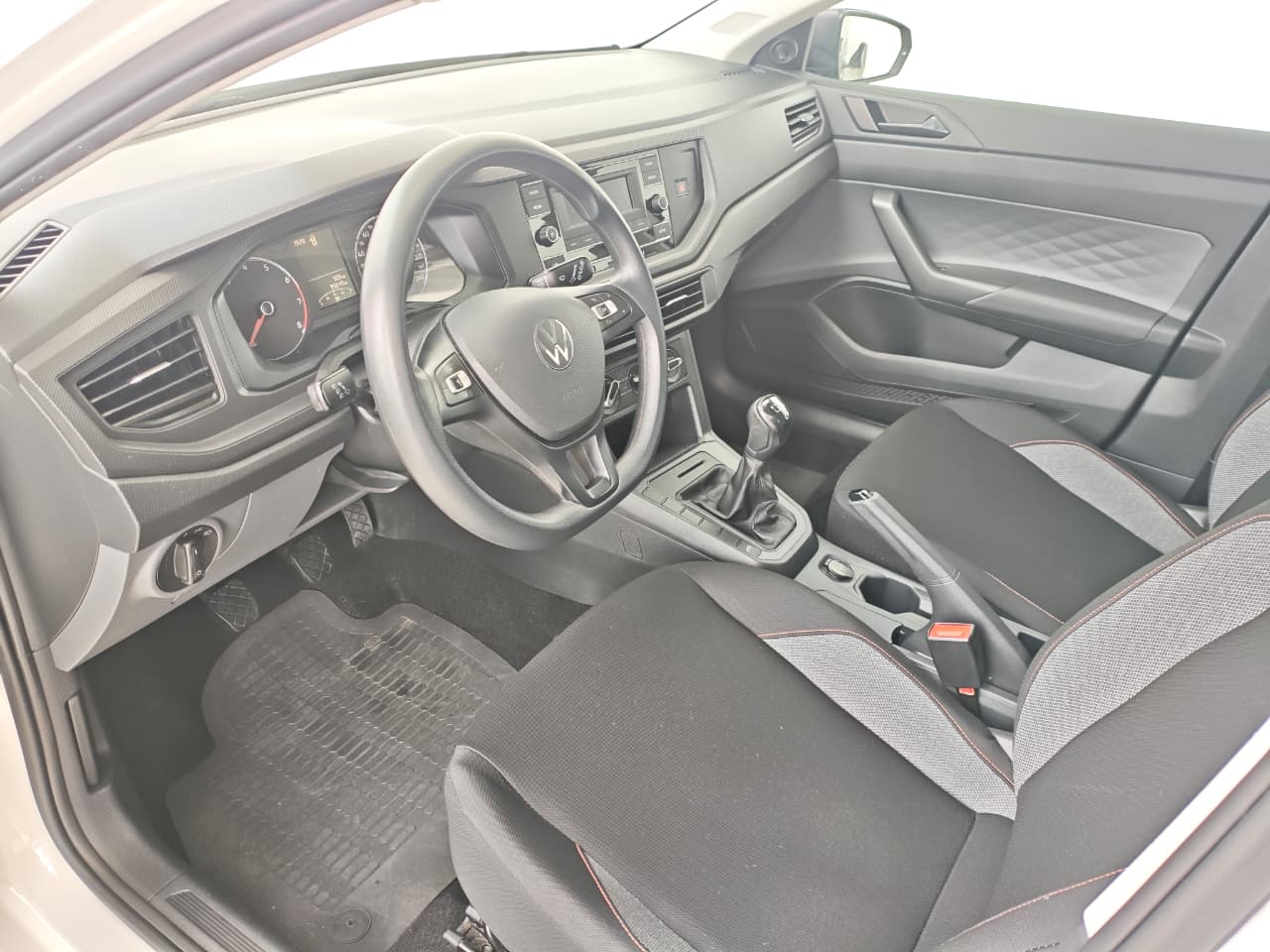 VW - Volkswagen-Polo-Track 1.0 Flex 12V 5p