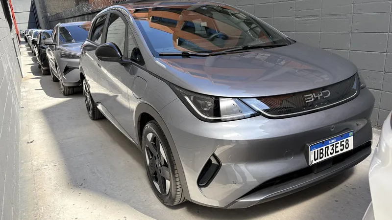 Novo BYD Dolphin tem truque de marcas de luxo na linha 2027