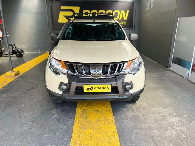Carro Mitsubishi L200 Triton Savana 2023 2.4 Turbo