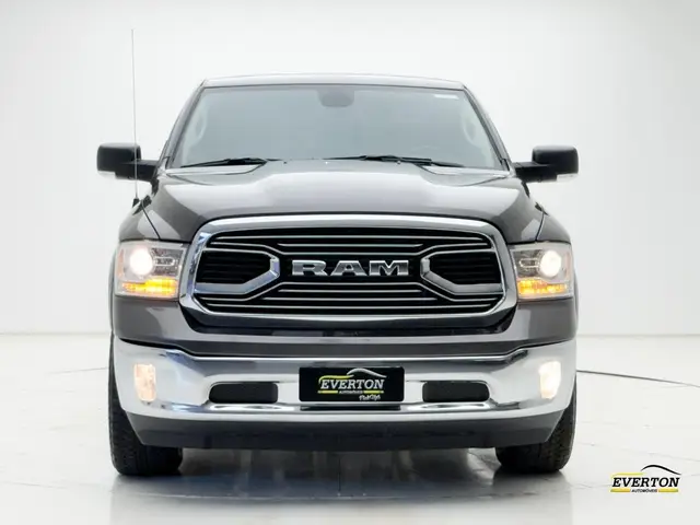 Carro Ram Classic 2023 Laramie 5.7