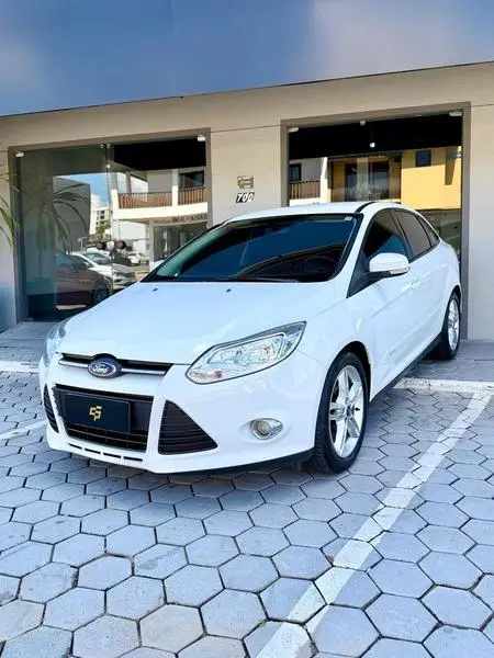 Carro Ford Focus Sedan 2015 SE 2.0 16V PowerShift (Aut)