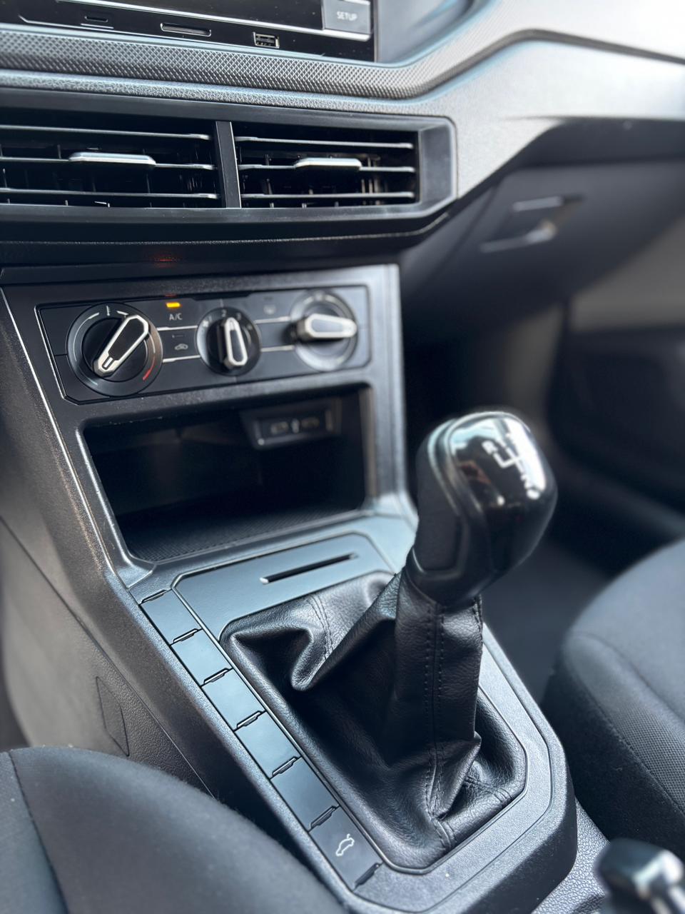 VW - Volkswagen-Polo-Track 1.0 Flex 12V 5p