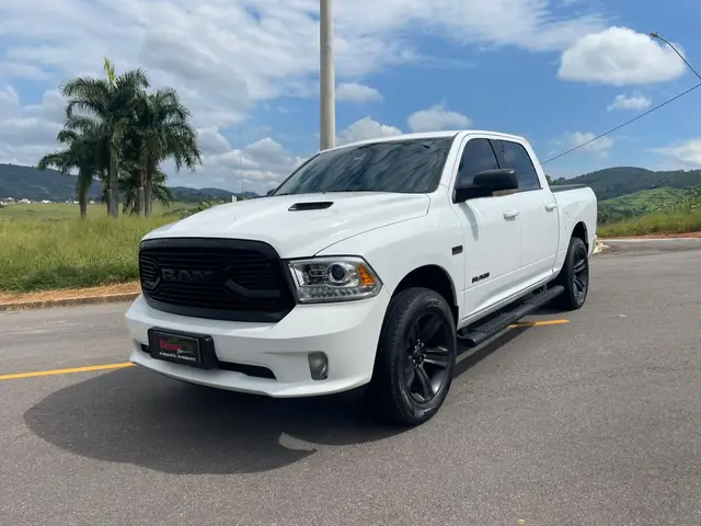 Carro Ram Classic 2022 Laramie 5.7