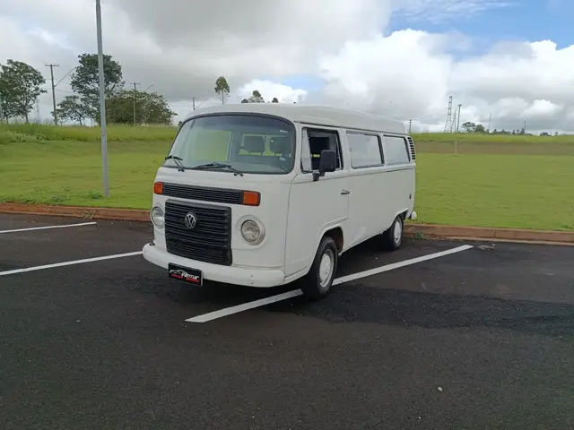 Carro Volkswagen Kombi 2013 Escolar 1.4 (Flex)