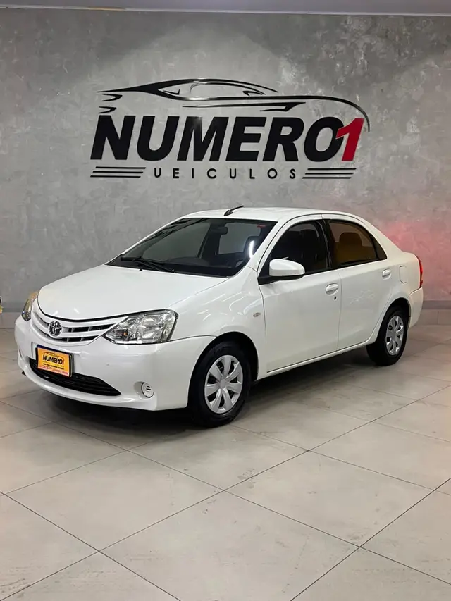 Carro Toyota Etios Sedan 2017 XS 1.5 (Flex)