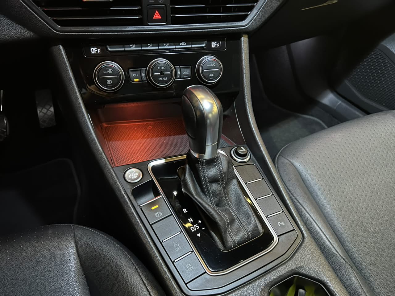 VW - Volkswagen-Jetta-1.4 250 TSI R-Line