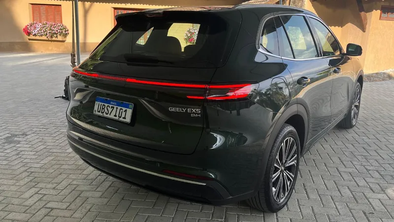Como Geely EX5 promete ir mais longe que Song Plus sem gastar gasolina