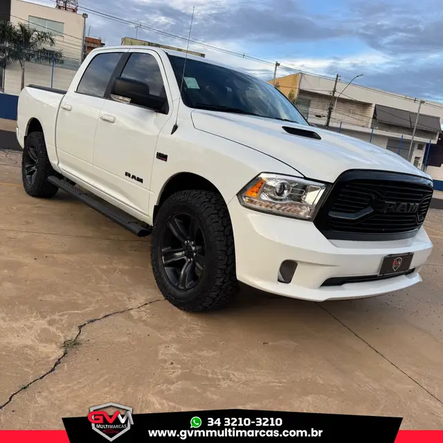 Carro Ram Classic 2022 Laramie Night Edition 5.7