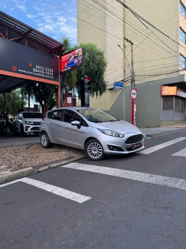 Carro Ford Fiesta Hatch 2015 SE 1.6 8V Flex 5p
