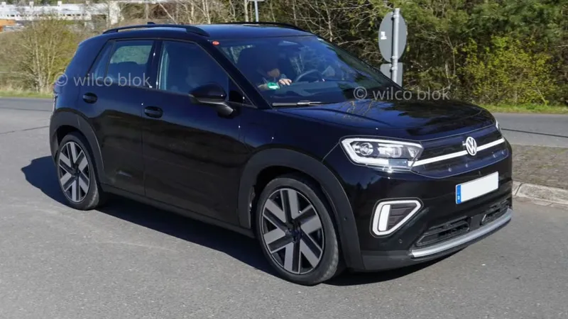 Novo VW T-Cross elétrico aparece sem camuflagem com cara brasileira
