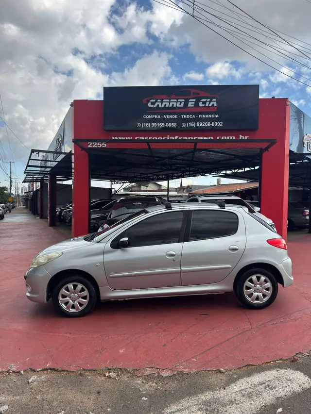 Carro Peugeot 207 2011 Hatch Quiksilver 1.4 8V (flex) (4 p.)