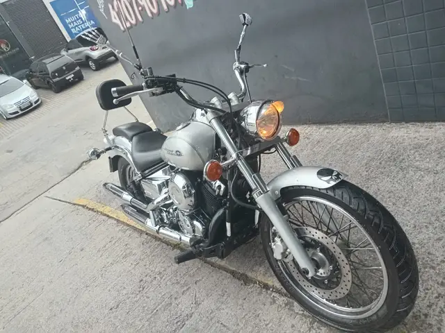 Moto Yamaha XVS 650 2004 Drag Star