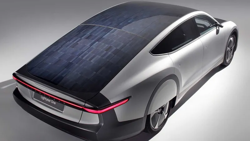 Este carro usa energia solar para ir mais longe que um modelo a diesel