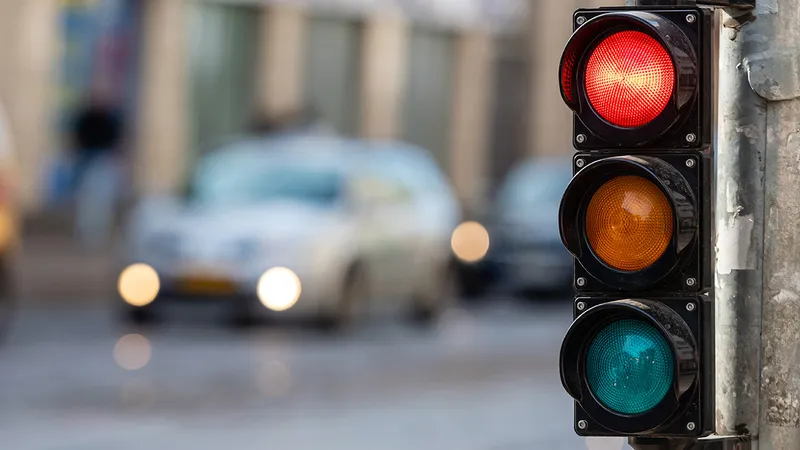 Afinal, quando é permitido “furar o sinal vermelho” na nova lei de trânsito?
