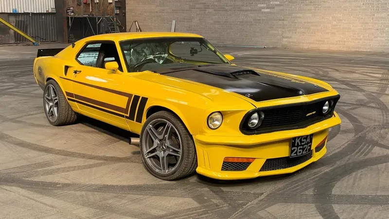 Ford Mustang abandonado por 20 anos ressuscita com motor V8 da Mercedes