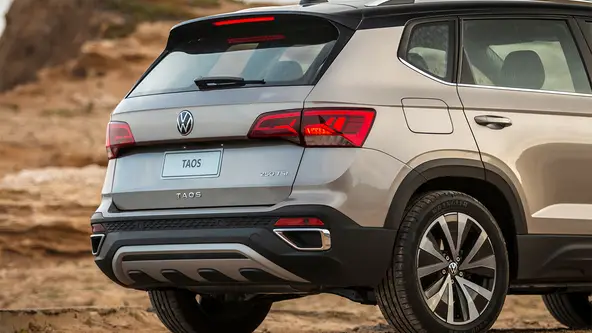 Volkswagen aposta em gama enxuta de opções para o Taos, e diferenças entre as configurações está mais visível nos itens de segurança e no visual  