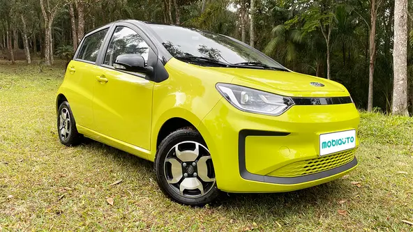 Produto é fruto da parceria entre JAC e VW na China, e chega em outubro para ser o novo carro elétrico mais barato no Brasil 