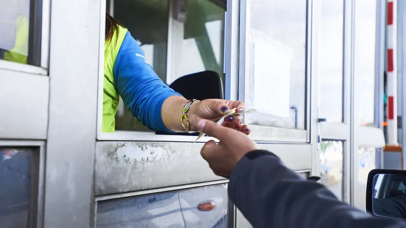 O que acontece se pararmos em uma praça de pedágio sem dinheiro?