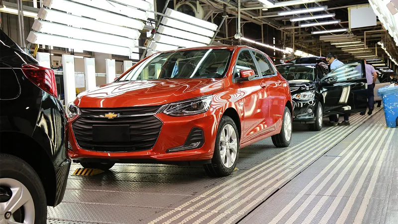 Chevrolet Onix volta a ser produzido após 5 meses custando até R$ 100.000