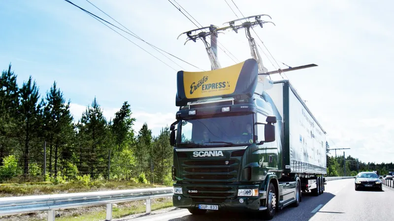 Como são as rodovias elétricas que carregam caminhões enquanto eles rodam