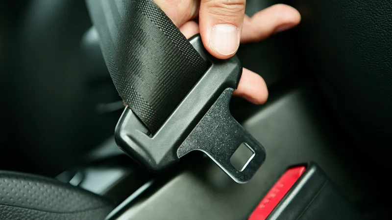 Como cinto de segurança virou arma para estimular vacina contra Covid